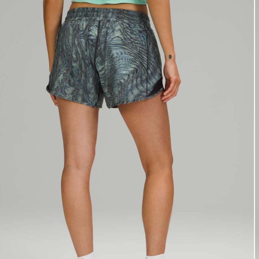 Lululemon Hotty Hot Low Rise Short 4" Dimensional Icing Blue Multi / Black 8